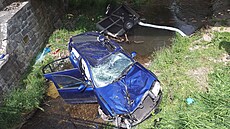 Škoda Superb i s přívěsným vozíkem skončila v řece Nectavě. Řidič havárii...