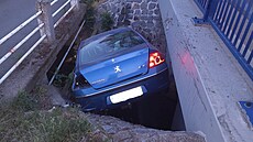 Peugeot 407 skonil napasovaný v propustku v Semtín.