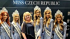 perkaka (uprosted) spolu s Miss Czech Republic 2022 Krystynou Pyszkovou (vlevo) a letoní vítzkou Justýnou Zedníkovou (vpravo)