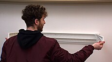 Michal má nový su�ák na prádlo � je kompaktní, p�id�laný na st�n�, a kdy� se...