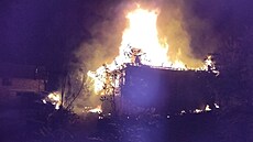 Při nočním požáru obytného domu v Salajně jeden muž zemřel a druhý utrpěl...