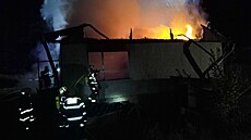 Při nočním požáru obytného domu v Salajně jeden muž zemřel a druhý utrpěl...
