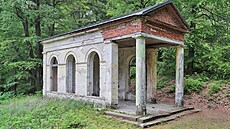 Na opravu �eká �ajový pavilon zámku Kyn�vart postavený v antickém stylu, ke...
