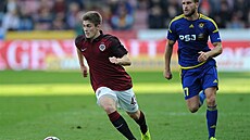 Spar�anský zálo�ník Václav Dudl (vlevo) v ligovém utkání uniká jihlavskému...