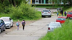 Nejv�t�í proud d�tí do �koly mí�í ze sousedního sídli�t� Vý�ina. Musí se p�i...