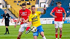 Fotbalová liga FK Teplice - FC Zbrojovka Brno. imon Falta z Brna (vlevo) a...