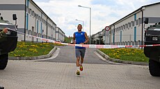 Jan Darmovzal jako vítěz maratonu v zahraniční operaci na Slovensku s časem 2...