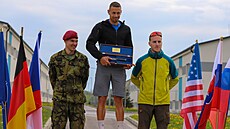 Oceňování vítězů po běžeckém závodě na Slovensku 