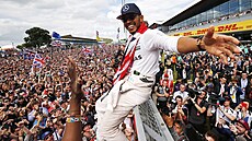 Lewis Hamilton slav triumf na Grand Prix Velk Britnie v roce 2016.