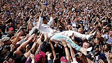 Lewis Hamilton si uv v davu fanouk po vtzstv na Grand Prix Velk...