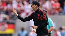 Kou� fotbalist� Bayernu Mnichov Thomas Tuchel radí svým sv��enc�m p�i zápase v...