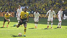 Dortmundský útoník Sebastien Haller zahrává pokutový kop proti Mohui.