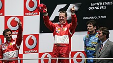 Nmecký pilot Michael Schumacher se raduje z vítzství na Grand Prix USA v roce...
