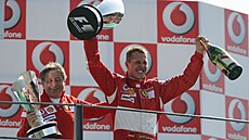 Nmecký pilot Michael Schumacher se raduje z vítzství na Grand Prix Itálie v...