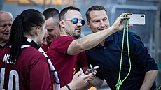 Fanoušci Sparty se před zápasem s Plzní stihli vyfotit s trenérem Brianem...