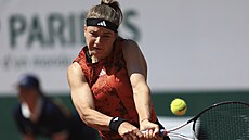 Karolína Muchová podává na Roland Garros