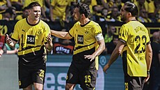 Fotbalisté Borussie Dortmund po sníení ztráty v zápase proti Mohui.