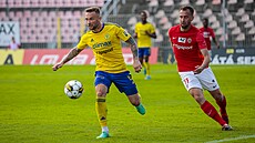 Zlínský Antonín Fanti uniká brnnskému Adamu Fouskovi.