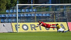 Justin Araujo-Wilson z Jihlavy stílí gól.