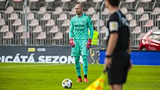 Zlínský gólman Stanislav Dostál se chystá na výkop od brány.