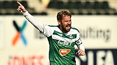 Zkuený jablonecký záloník Tomá Hübschman úkoluje své spoluhráe.