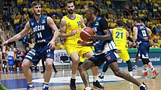 Momentka z finále play off basketbalové ligy mužů mezi Opavou a Děčínem.