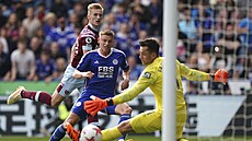 Harvey Barnes z Leicesteru stílí gól do sít Lukasze Fabianskiho z West Hamu.