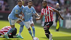 Rico Henry z Brentfordu si brání mí ped soupei z Manchesteru City.