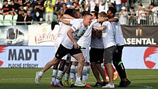 Karvin�tí fotbalisté se radují z návratu do první ligy.