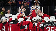 Kanadští hokejisté slaví i s pohárem pro vítěze mistrovství světa. | na serveru Lidovky.cz | aktuální zprávy
