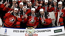 Šampioni z Kanady slaví výhru na mistrovství světa.