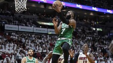 Jaylen Brown z Bostonu zakonuje na ko Miami.