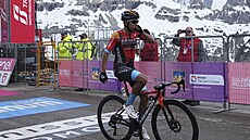 Kolumbijský cyklista Santiago Buitrago bezprostedn po triumfu v 19. etap...