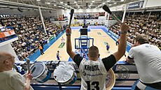 Momentka z prvního finále ligy basketbalist mezi Dínem a Opavou.