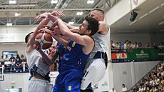 Momentka z prvního finále ligy basketbalistů mezi Děčínem a Opavou.