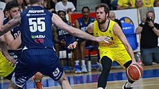 Igor Josipovi� (vlevo) z D��ína brání Radovana Kou�ila z Opavy.