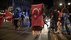 Turci v Berlín oslavují Erdoganovo vítzství. (28. kvtna 2023)