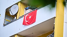 Turecká vlajka na balkoně v berlínské čtvrti Kreuzberg poblíž Kottbusser Tor.... | na serveru Lidovky.cz | aktuální zprávy