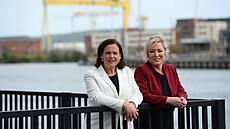 Předsedkyně Sinn Féin Mary Lou McDonaldová (vlevo) a místopředsedkyně Michelle...