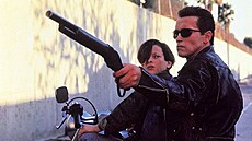 Edward Furlong a Arnold Schwarzenegger ve filmu Terminátor 2: Den zútování...