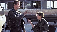 Edward Furlong a Arnold Schwarzenegger ve filmu Terminátor 2: Den zútování...