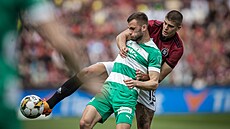 Útoník Bohemians Erik Prekop si kryje mí ped Janem Mejdrem