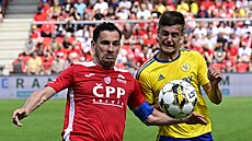 Pardubický úto�ník Pavel �erný (vlevo) se sna�í dostat p�ed Jakub Kolá�e ze...