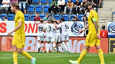 Fotbalisté Slovácka oslavují vedoucí gól v zápase se Sigmou Olomouc