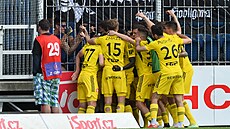 Fotbalisté Sigmy Olomouc oslavují vedoucí gól v zápase proti Slovácku