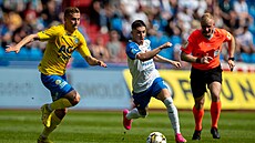 Srdjan Plav�i� z Baníku Ostrava (uprost�ed) uniká teplickému Robertu Juklovi