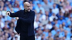 Trenér Manchesteru City Pep Guardiola dává pokyny svým svencm bhem utkání s...