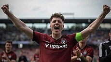 Sparanský kapitán Ladislav Krejí oslavuje výhru nad Bohemians