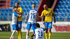 Fotbalisté Teplic a Baníku Ostrava po závreném hvizdu