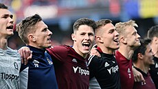 Fotbalisté Sparty společně oslavují vítězství nad Bohemians
